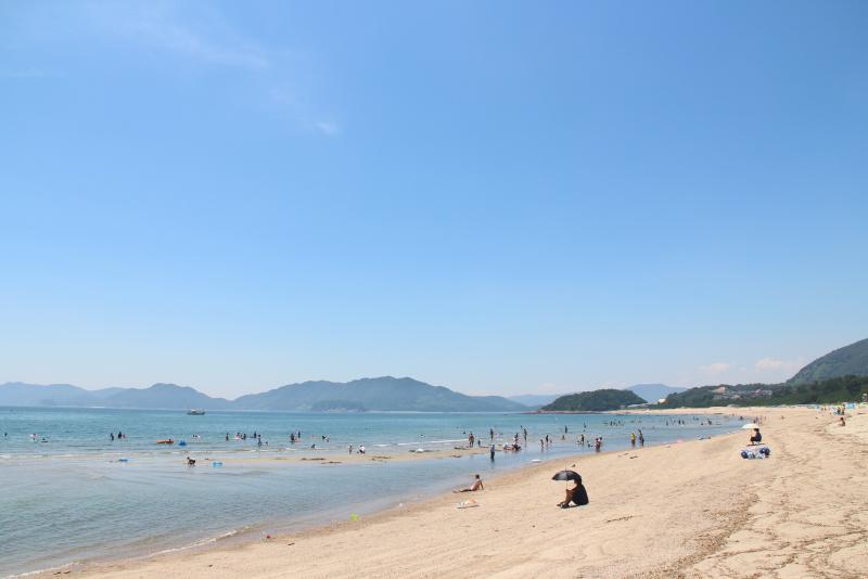 よく晴れた青空と白い砂浜、青い海の写真