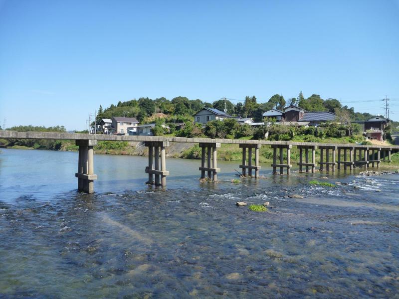昼間に川にかかった橋を横から撮った写真
