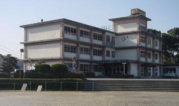 鉄棒のある校庭と光市立周防小学校外観の写真