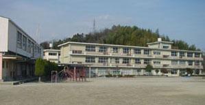 校庭と光市立光井小学校外観の写真