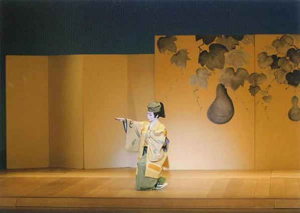 光市民ホールにて日本舞踊の発表をしている子どもの写真