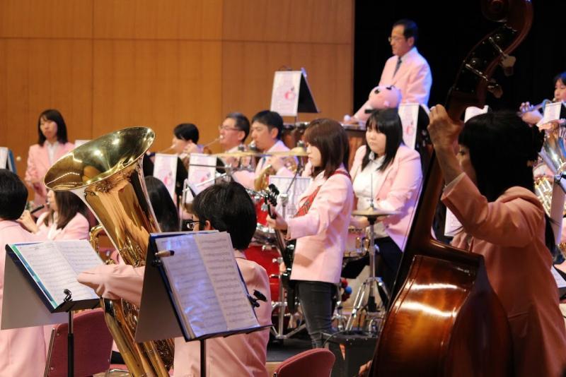 光市文化祭で演奏する吹奏楽団の写真