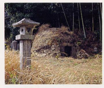 石を積み上げて作られた石風呂と石灯籠の写真