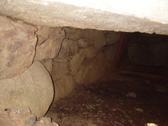 石を積んで作った壁のある横穴式石室内部の写真