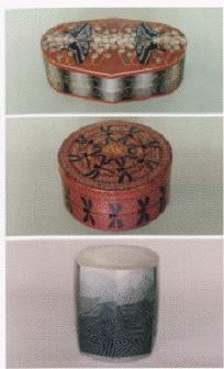 楕円形の蓋つきの容器、まるい蓋つきの容器、湯呑のような形の山本さんの作品の写真
