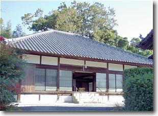 平屋づくりで正面に階段がある清鏡寺本堂の写真