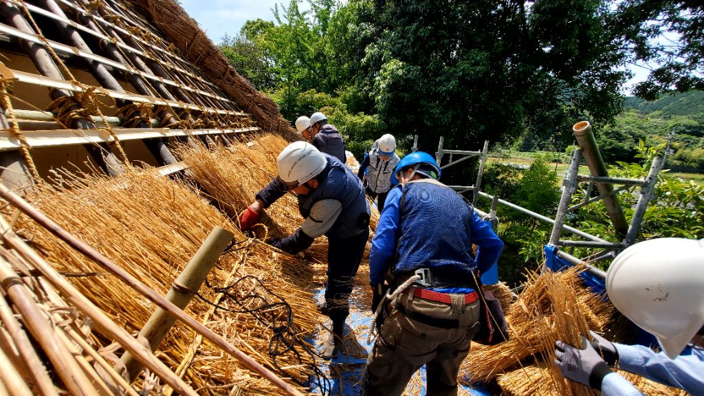 伊藤公生家かやぶき屋根葺き替え工事