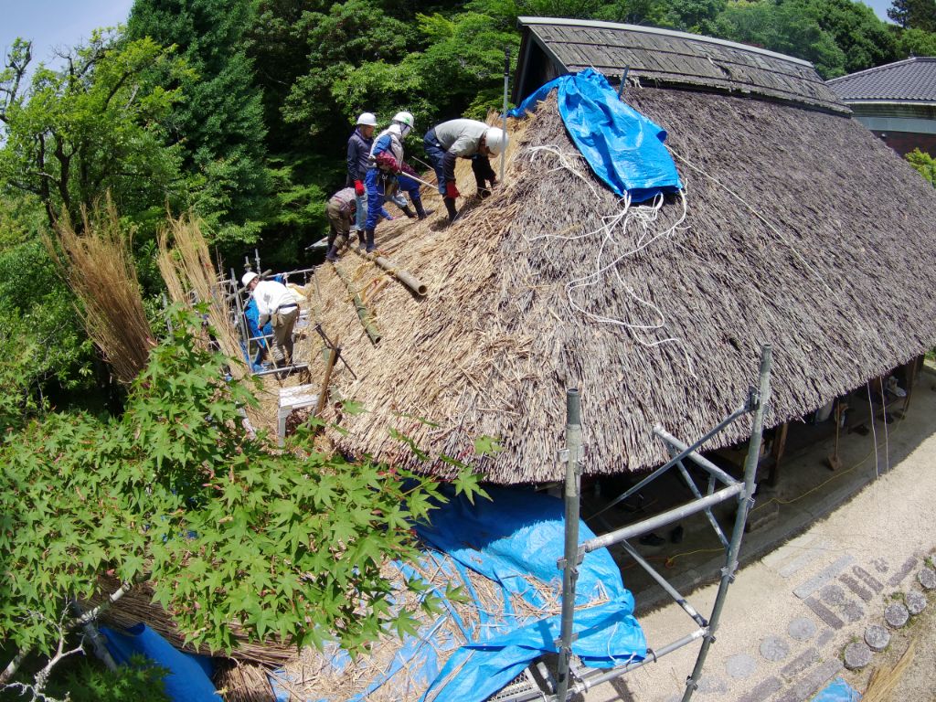 伊藤公生家かやぶき屋根葺き替え工事
