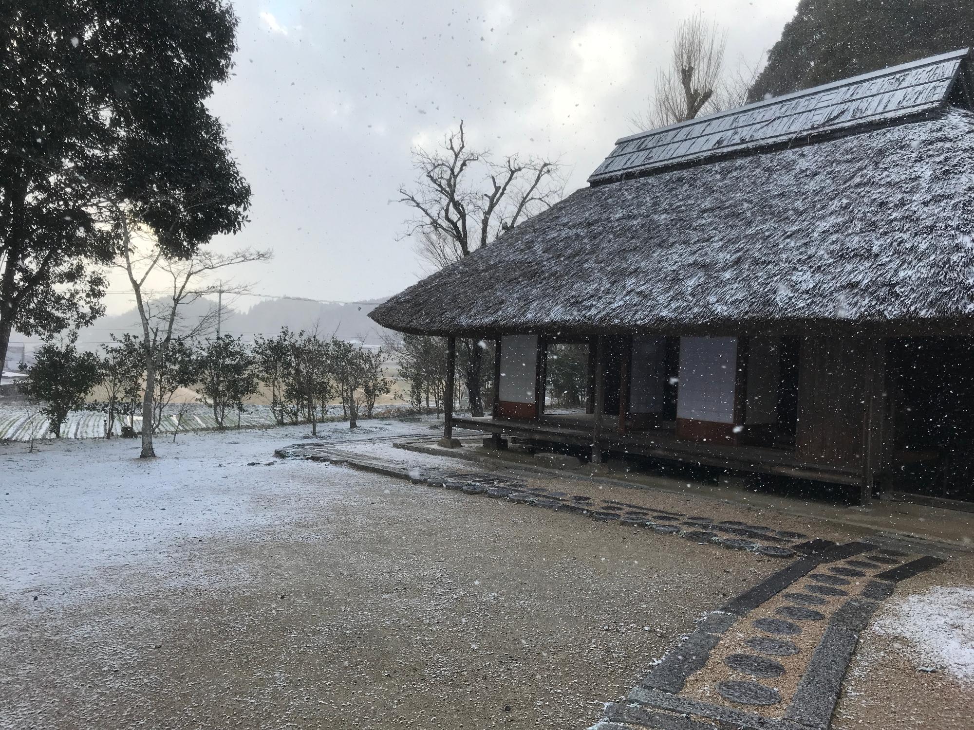 雪が降り始めた生家の写真