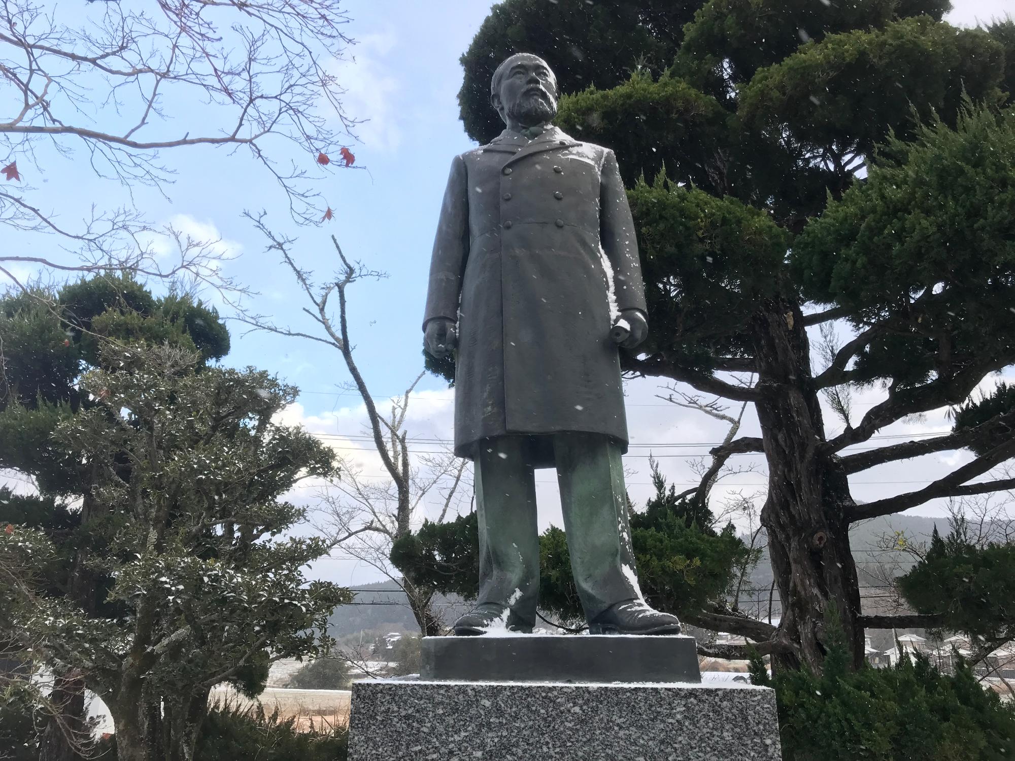 雪が降り始めた銅像の写真