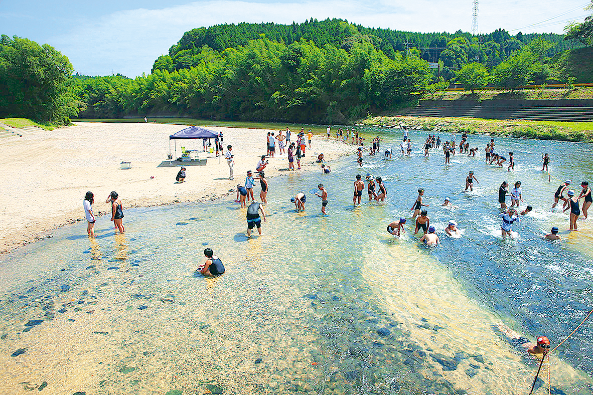 島田川で水遊びをしている写真
