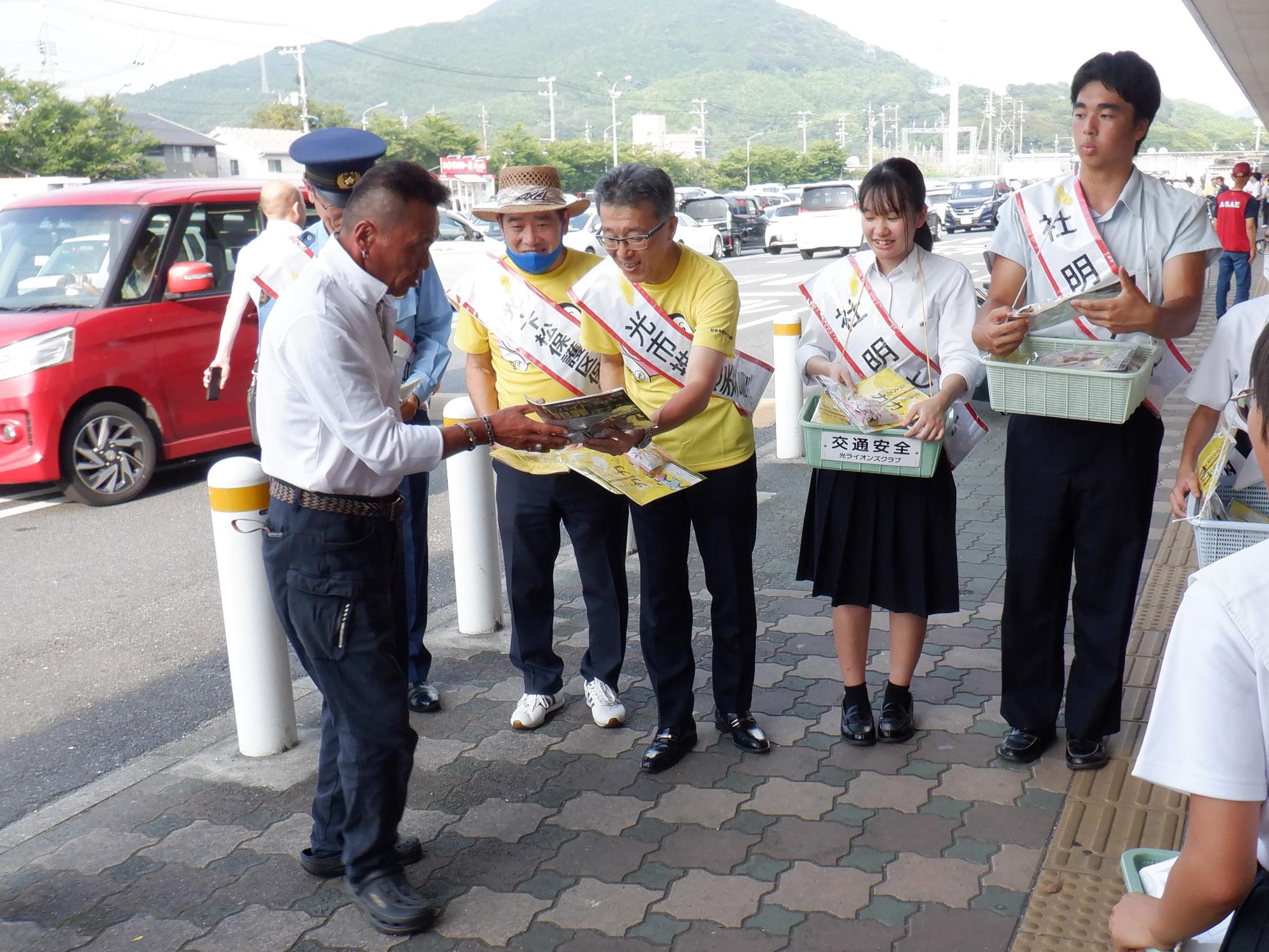 街頭啓発写真(市長)