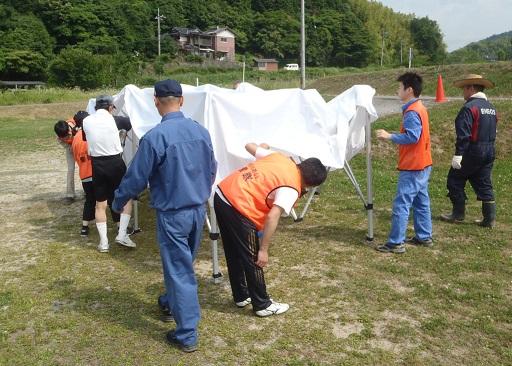 地域ふれあい協働隊がテントの設営をしている写真