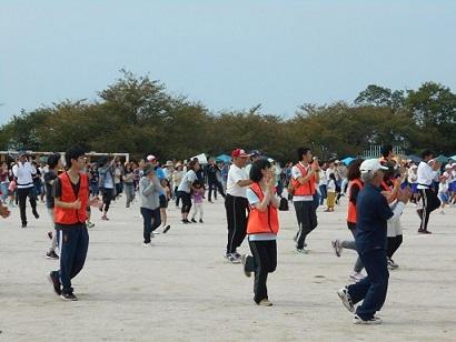 グラウンドで参加者全員と一緒に隊員たちもダンスを踊っている写真