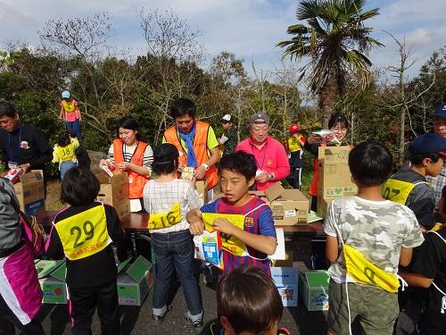 参加賞のお菓子が配られている写真
