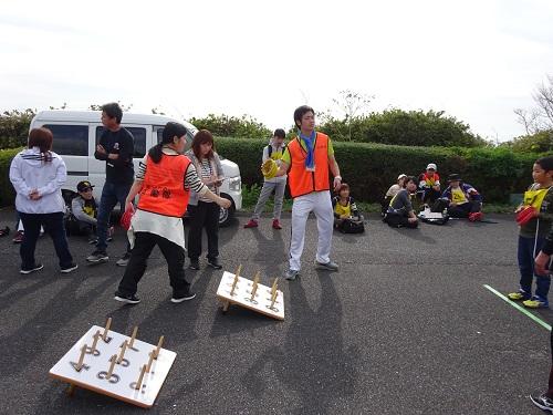 数字が書かれた板をめがけて輪投げをしている写真