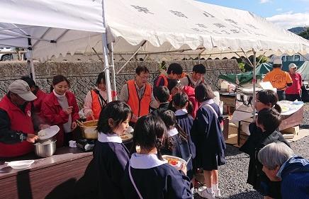 カレーの販売テントの前に小学生が列を作っている写真