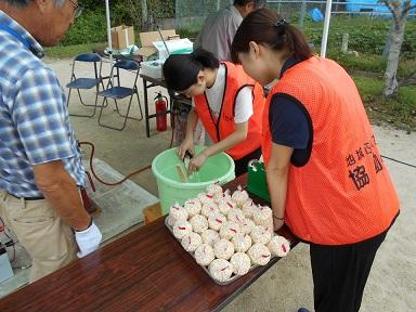 ポン菓子の袋詰めをしている女性隊員の写真