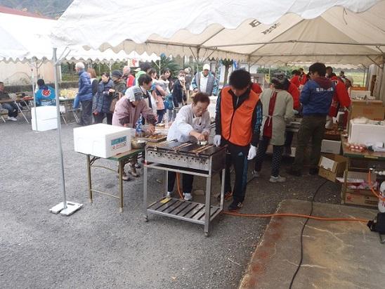 テントの中で大勢の地域住民の方が飲食物を作られている写真