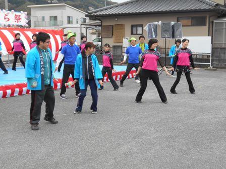 法被姿の男女スタッフがステージで三島踊り同好会のみなさんと一緒に踊っている写真