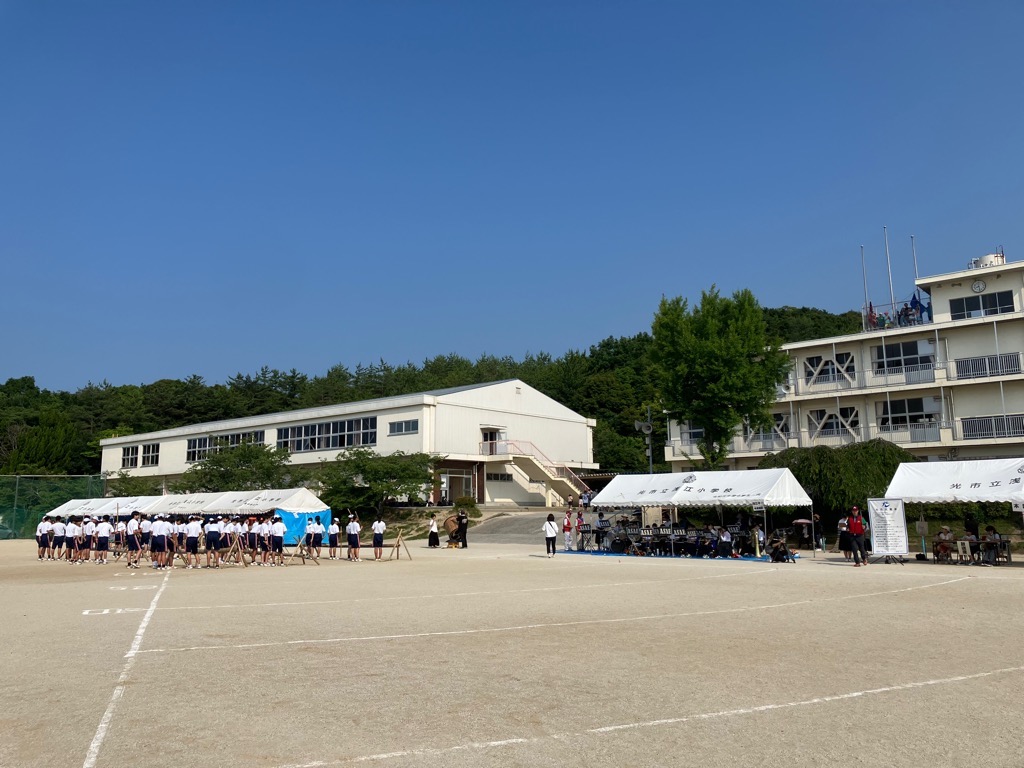 竹太鼓をたたく浅江中生徒(左)と浅江中吹奏楽部(右)