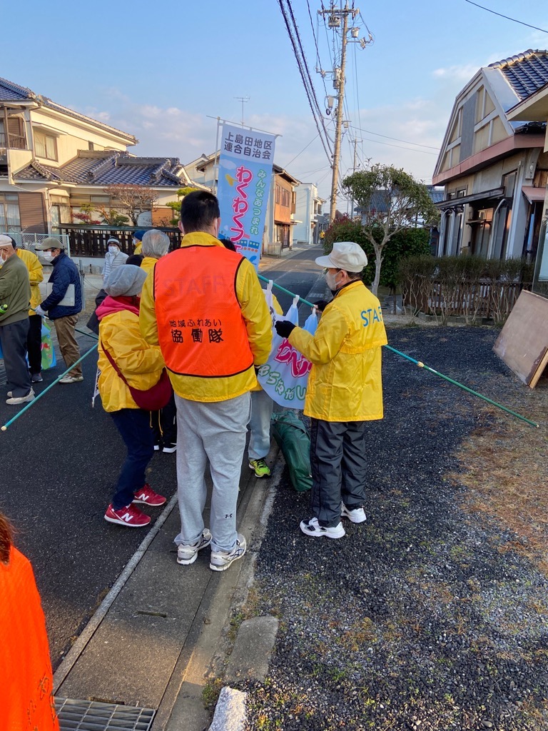 のぼり旗を設置する様子