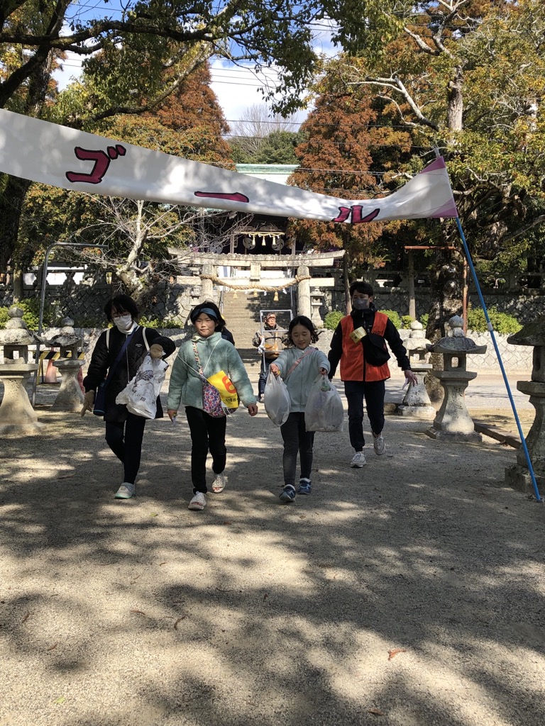 ゴミ拾いをしながらゴールする参加者