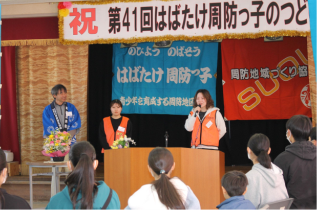 隊員が壇上で挨拶