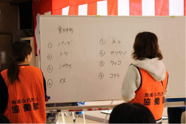 隊員が催しの手伝いをする様子