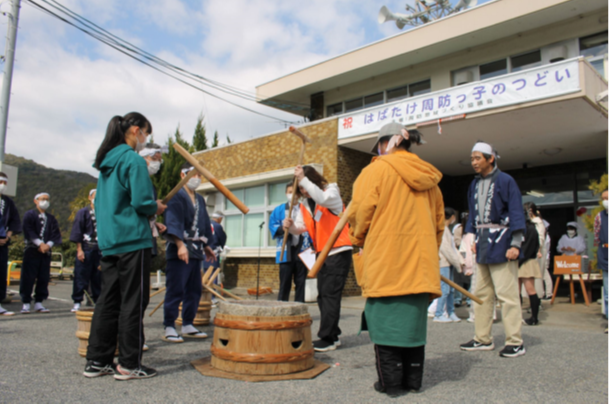 餅つきをする様子
