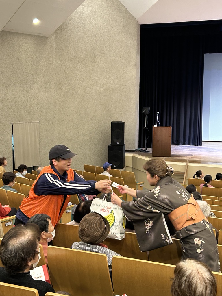 抽選会での商品贈呈
