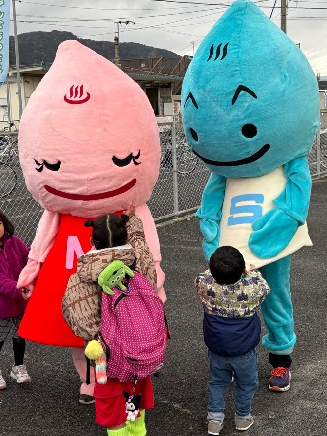 着ぐるみを着た隊員