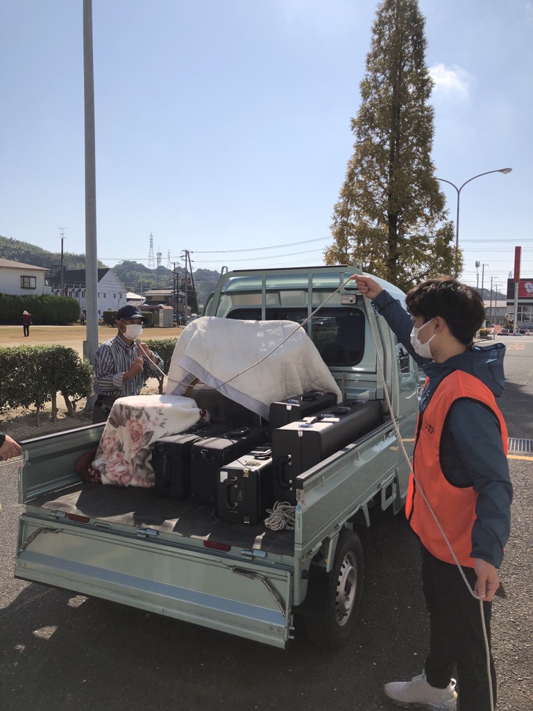 楽器の運搬模様