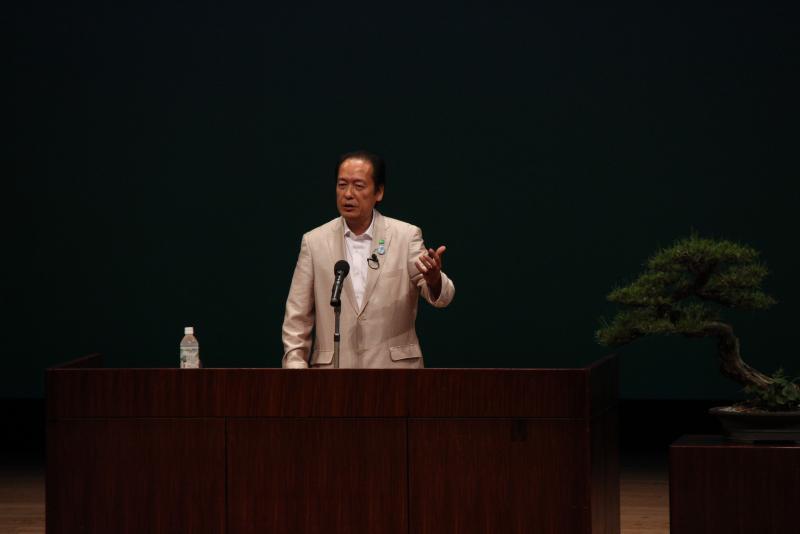 記念講演する岩手県陸前高田市の市長の写真