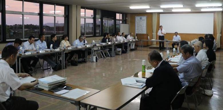 光市役所の大会議室にて机を並べ、まちづくり市民協議会の会議を行っている写真