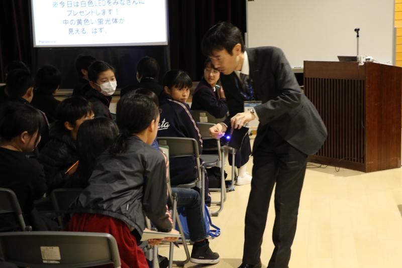 田村技師が参加者に間近でデモンストレーションをしている写真