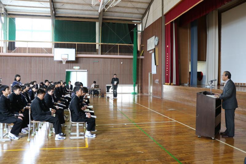 演台で話す市長と着席している学生たちを横から映した写真