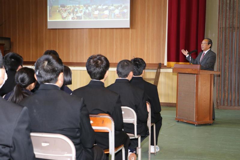 身振りを交えて学生たちに向けて話す市長の写真