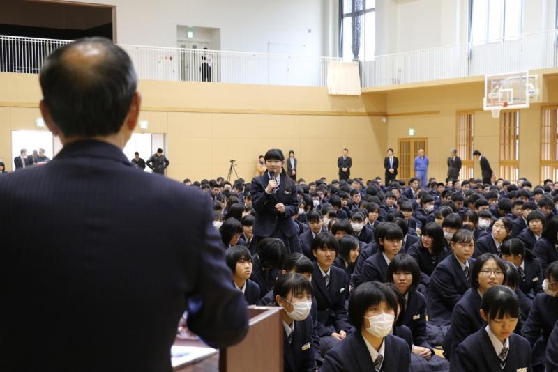 学生に向け講話をする市長の後ろ姿の写真