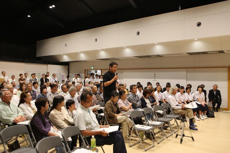 意見を述べる市民の様子写真