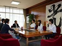 市長室で市長と談話する学生たちの写真