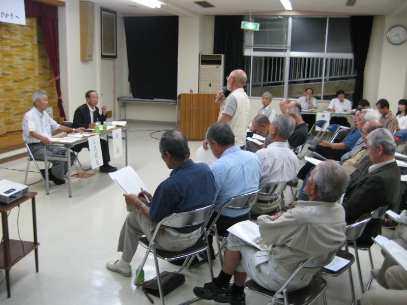 沢山の市民が集まった市民対話集会で参加者が話をしている写真