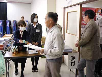 会場に入る市民の写真