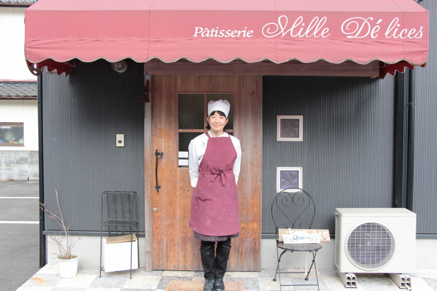 お店の前に立つ安部さん