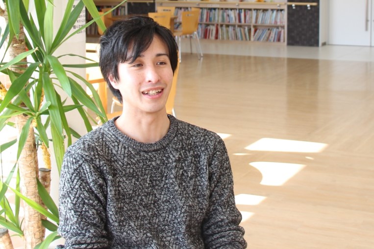 インタビューに答える松浦さん