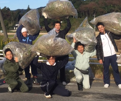清掃活動中の佐々木さん