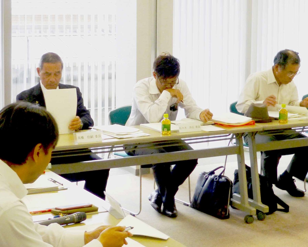 会議に出席する佐々木さん