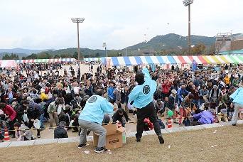 会場にてもちまきをする様子