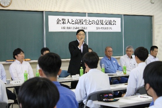 意見交流会で企業人が質問に答えているところ