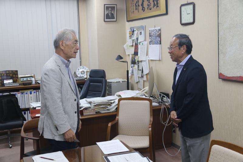本庶 佑氏と市長が向かい合っている写真